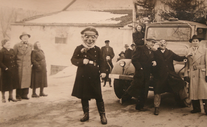 "Polizist" Toni Reuter mit Clownmaske gab den Ankündiger des Rosenmontagszuges Anfang der 1950er Jahre.