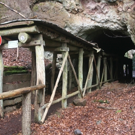 Der Zugang zum Vulkankrater führt durch einen kurzen Stollen, der aktuell noch bis zum Frühjahr 2019 wegen Steinschlaggefahrs gesperrt ist.