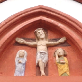 Kreuzigungsszene über dem Nebeneingang von St. Nikolaus Neuerburg.