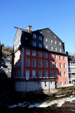 Das "Rote Haus", Familiensitz und Kontor der Tuchmacherdynastie Scheibler, ist heute Museum.