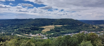 Blick auf Bollendorf und die Ausläufer der "Kleinen Luxemburger Schweiz" vom Aussichtspunkt "Fahnenstange".
