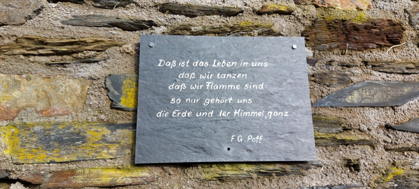 Gedichte auf Schiefertafeln entlang des Anstiegs zur Burg Stahleck.