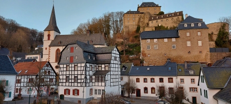 Der Curtius-Schulten-Platz mit Giidehaus, Pfarrkirche und Burg.