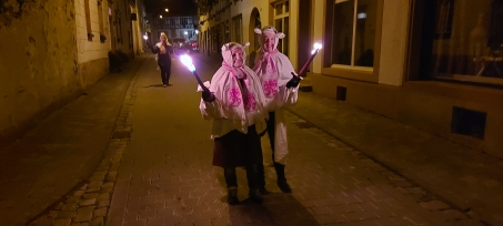 Corona bedingt fiel der "Geisterzug" in Blankenheim am Karnevalssamstag in diesem Jahr aus. Stattdessen hatten sich auch diese beiden "Geister" zum abendlichen "Spaziergang" verabredet.